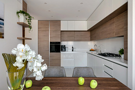 Кухня з поєднанням білого кольору та дерева (ЖК Кришталеві джерела) - професійний підбір